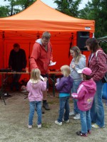 /album/detsky-den-v-chebu-2012/rozdavani-listecku-na-razitka-jpg/